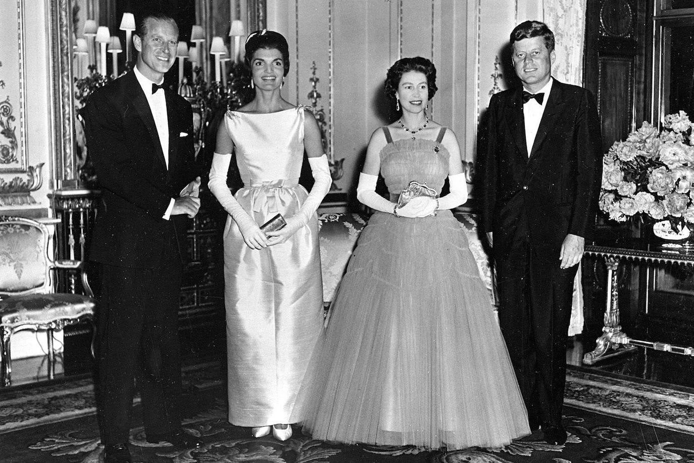 La monarca y el duque de Edimburgo durante una cena con el matrimonio Kennedy en 1961.