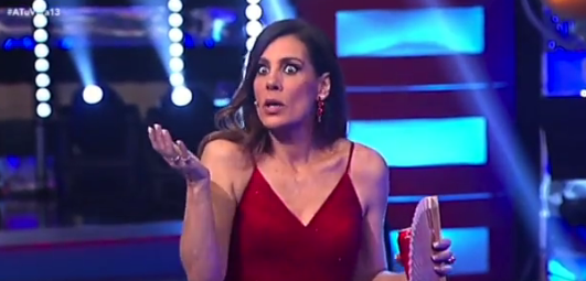 Alicia Senovilla despide el programa, como puede, tras el desmayo de una concursante. 