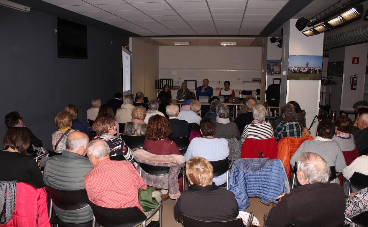 El reglamento recoge la obligación de celebrar asambleas de barrio una vez al año.