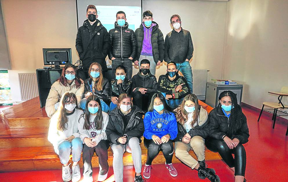 Los tres grupos participantes del IES Ekialdea, Zuosis, Omairi y Broskys. 