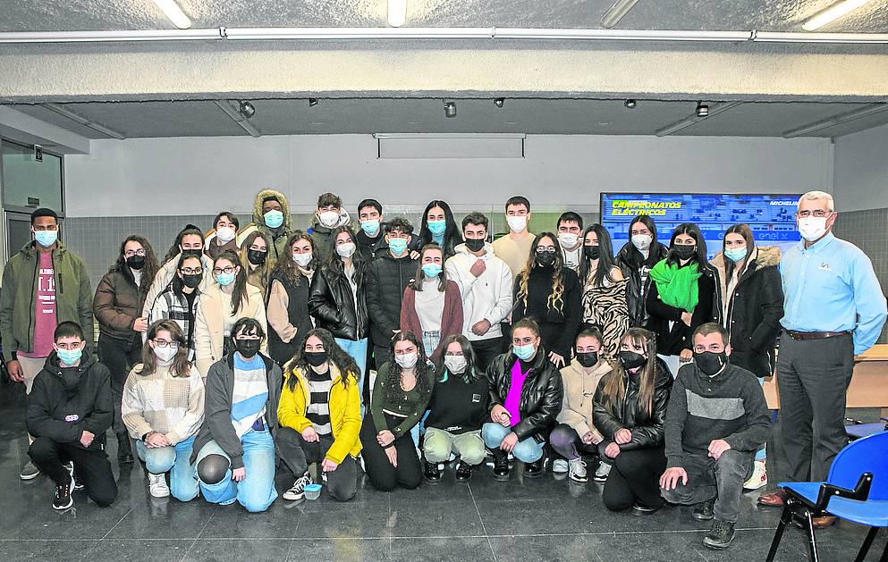 Alumnos del IES Mendebaldea con Jaime de la Cal, tutor de Michelin. 