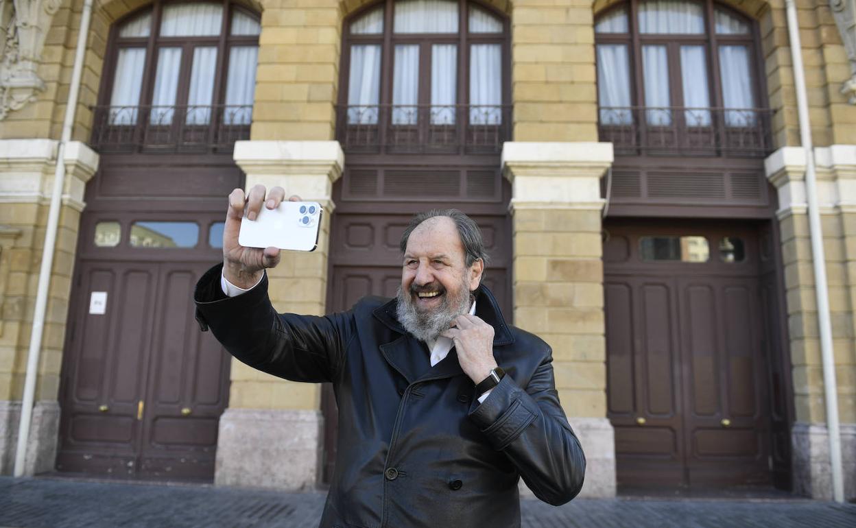 Pou, que estará en Bilbao dos meses entre ensayos y funciones, se hace un selfi ante el Arriaga. 