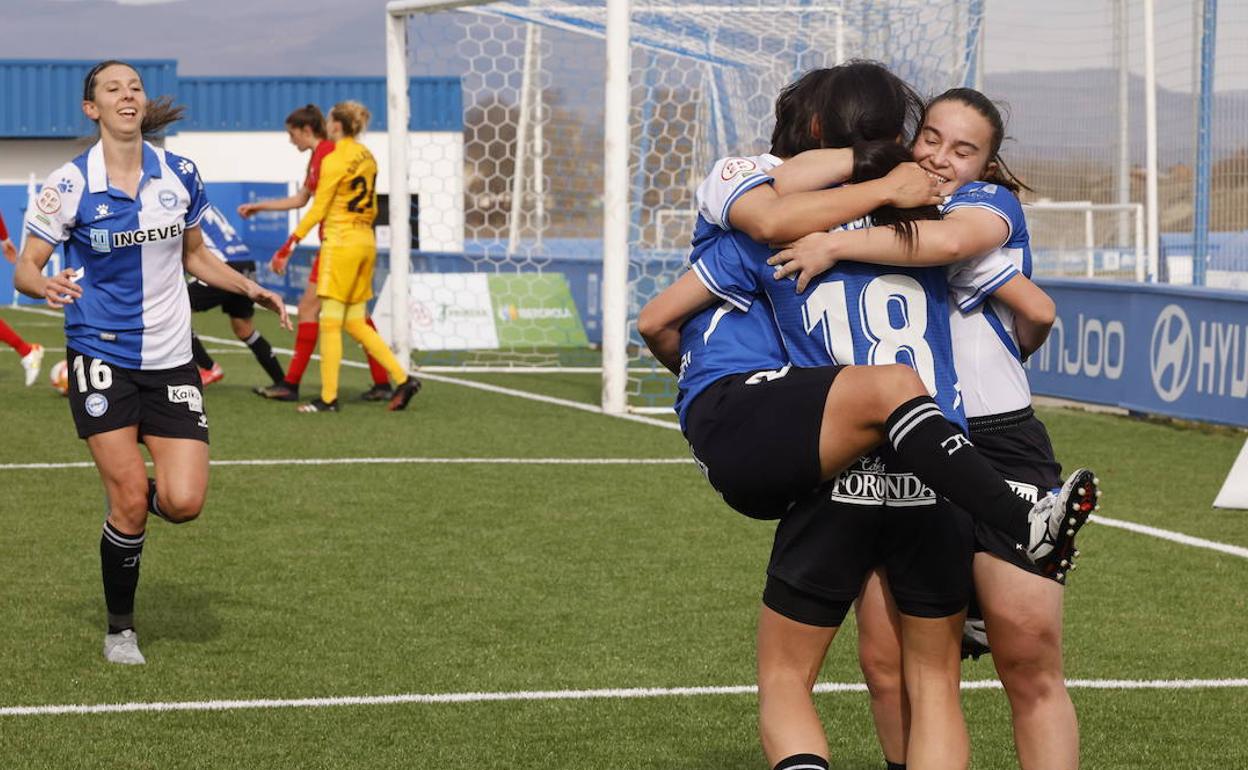 Las Gloriosas se abrazan para celebrar el gol de Sara Carrillo ante el Sevilla, que puso el 1-1 definitivo en el marcador. 