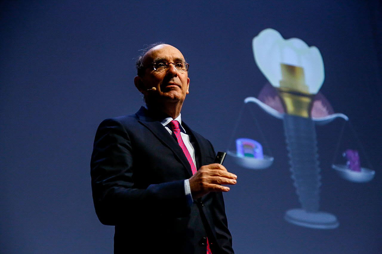 Eduardo Anitua, durante un congreso en Vitoria.