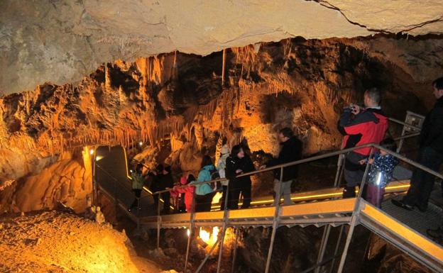 Visitantes en la cueva de Mendukilo.