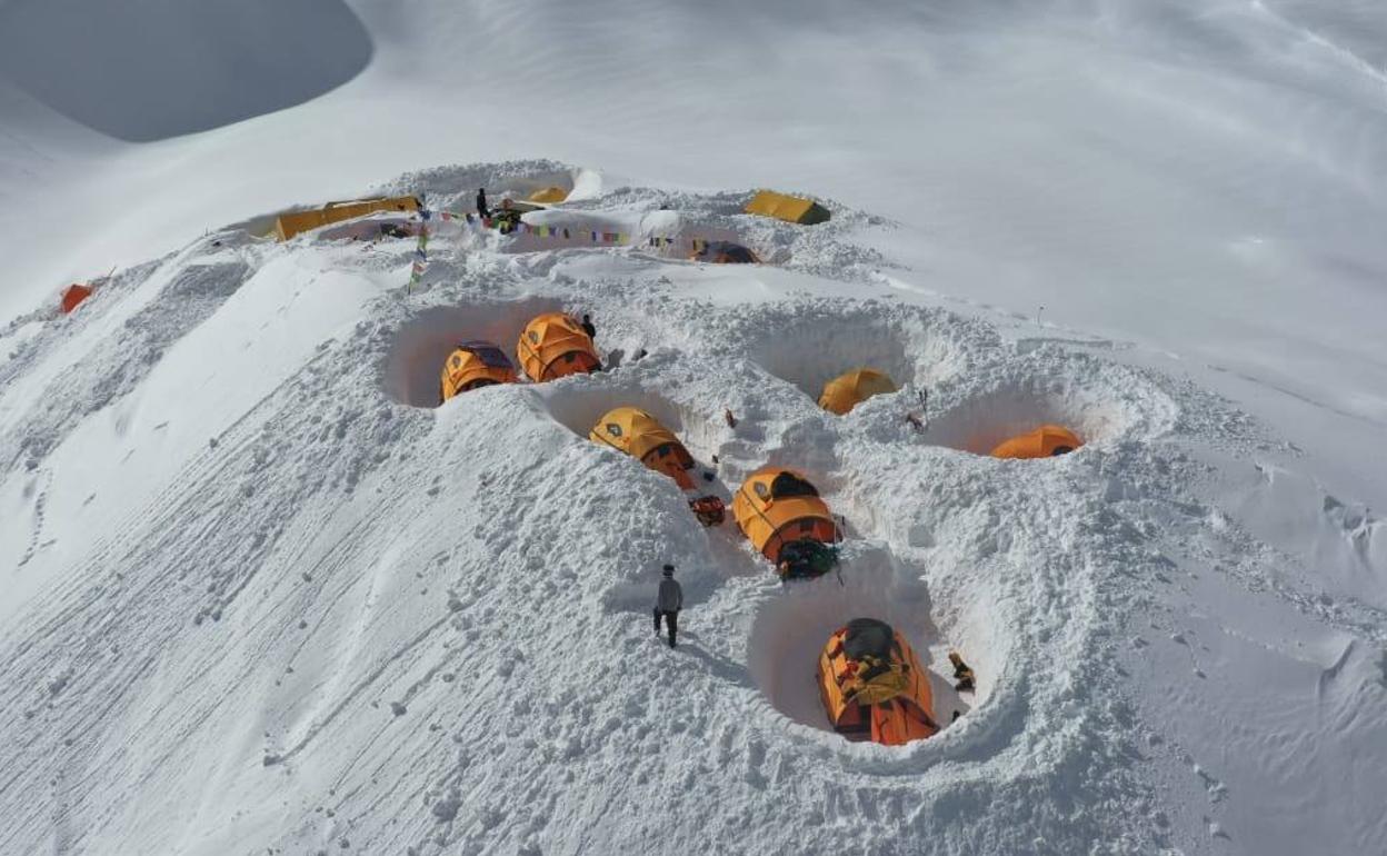 Imagen aérea del campo base, totalmente invadido por la nieve.