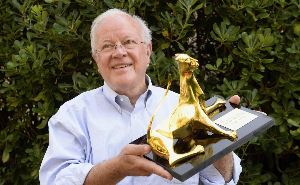 Douglas Trumbull, con un premio que recibió en el Festival de Locarno en 2013.