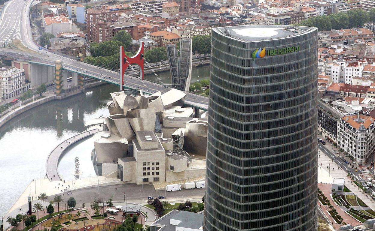 Reparaciones en la red eléctrica dejan sin luz varias horas una decena de plantas de la Torre Iberdrola