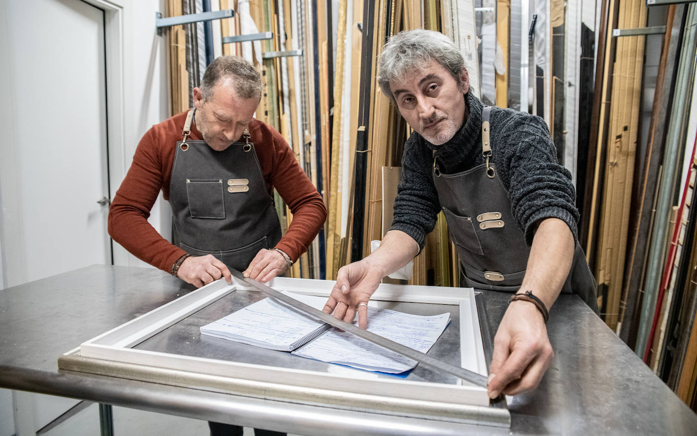 Fotos: El desconocido callejón de Bilbao lleno de arte y artesanía que recuerda a Santorini