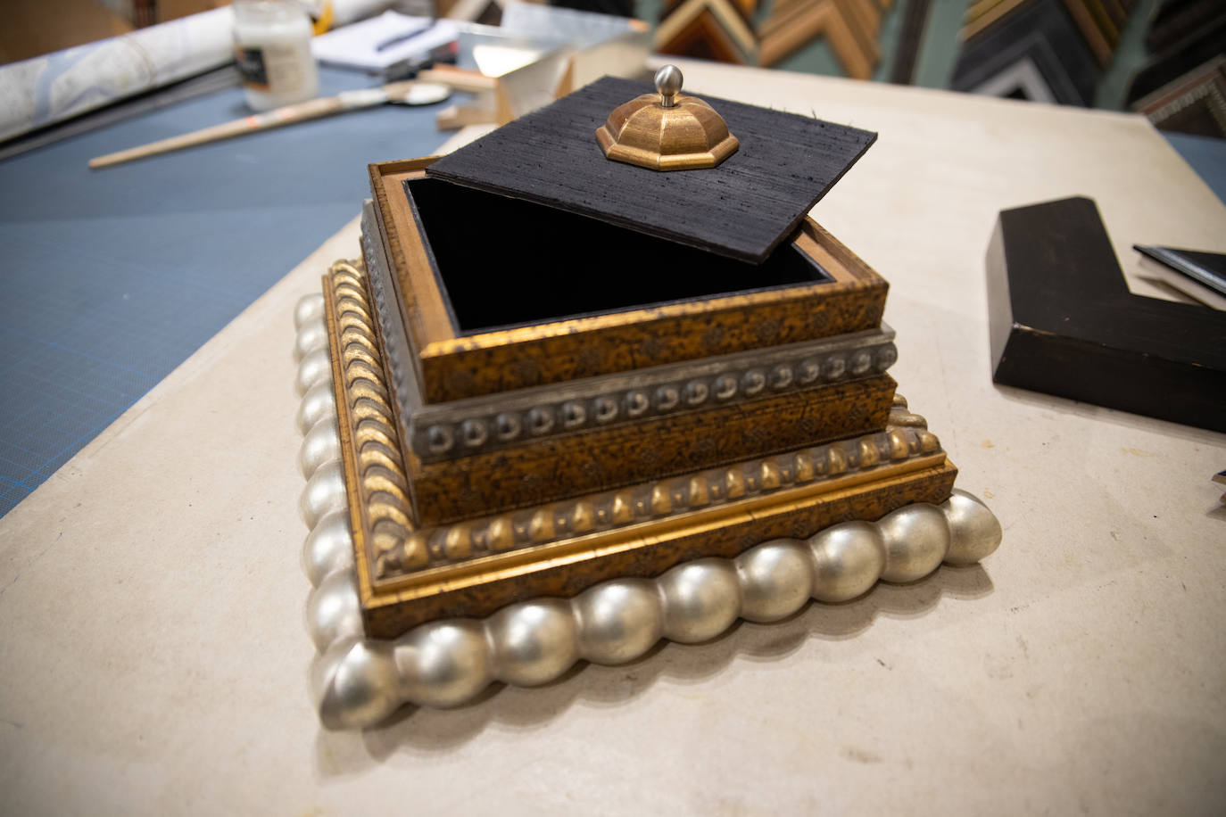 Fotos: El desconocido callejón de Bilbao lleno de arte y artesanía que recuerda a Santorini