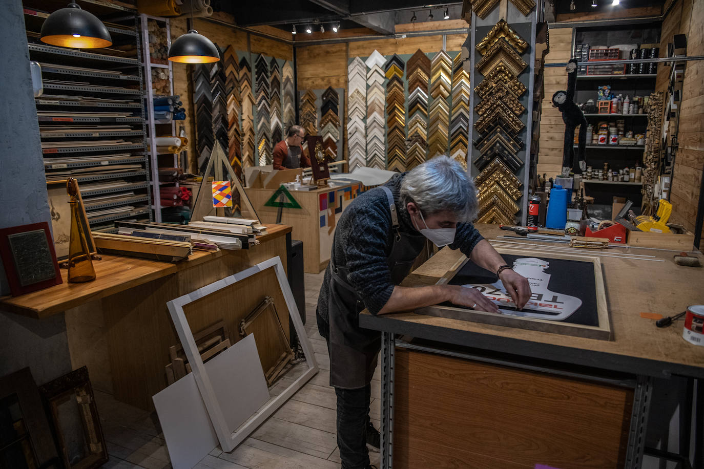 Fotos: El desconocido callejón de Bilbao lleno de arte y artesanía que recuerda a Santorini