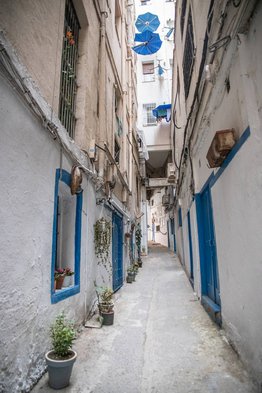 Fotos: El desconocido callejón de Bilbao lleno de arte y artesanía que recuerda a Santorini