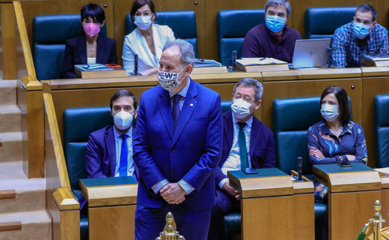 Alfonso Gil, en el pleno ordinario del Parlamento vasco en el que ha sido designado senador. 