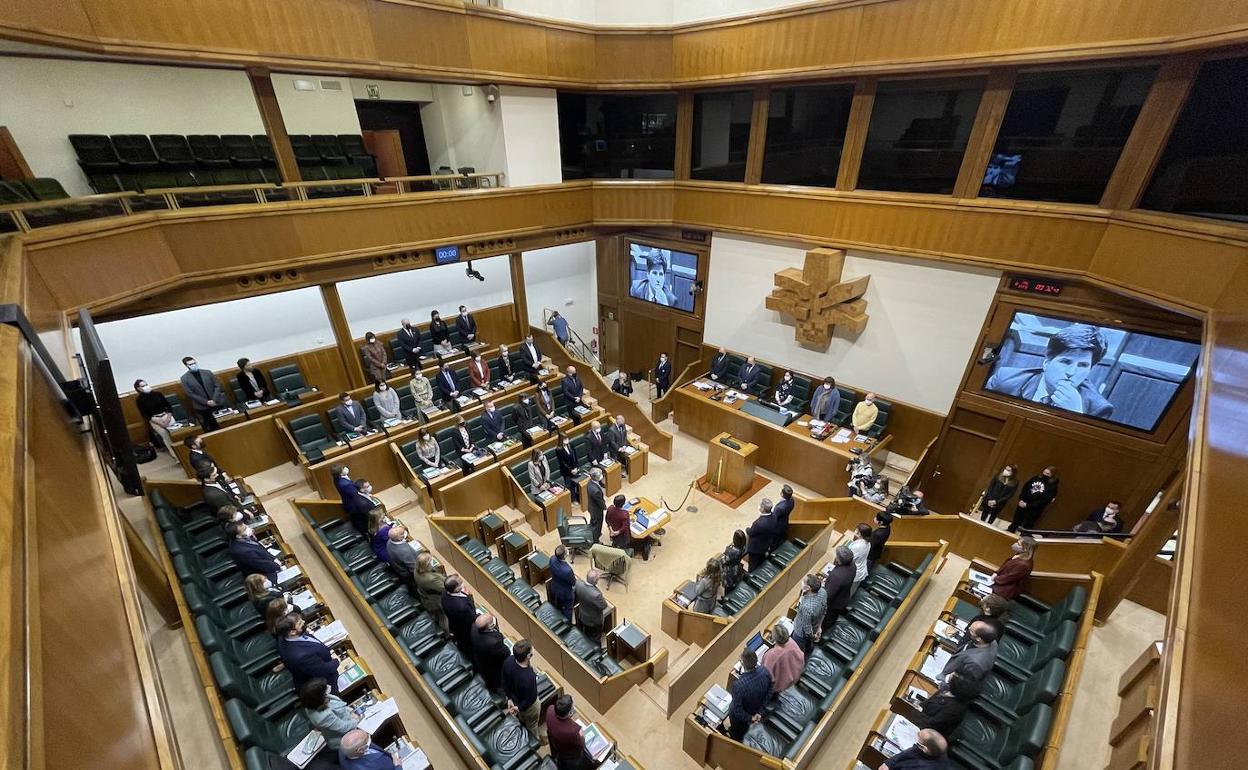 El pleno de la Cámara ha guardado un minuto de silencio en homenaje a Ordóñez. 