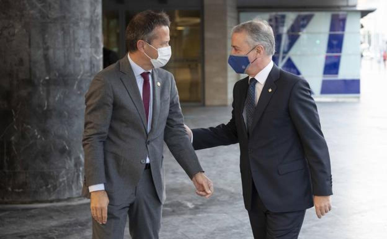 El lehendakari saluda al consejero de Educación, Jokin Bildarratz.