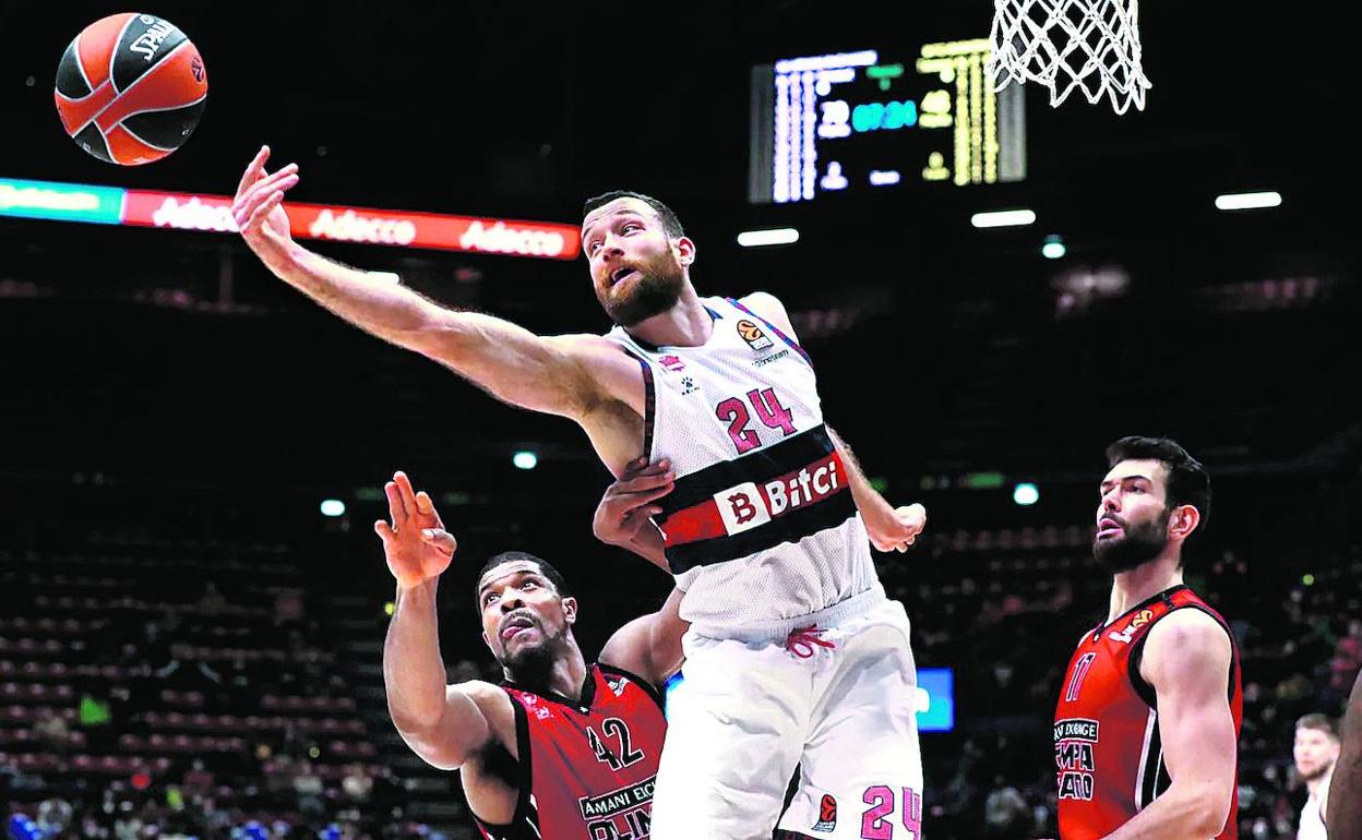 Costello fue la única fuente anotadora del Baskonia en Milán. Messina necesitó un extra de Hines para contener al estadounidense