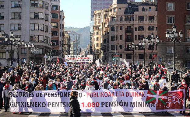 Manifestación de pensionistas celebrada en Bilbao con motivo del cuarto aniversario de las movilizaciones. 