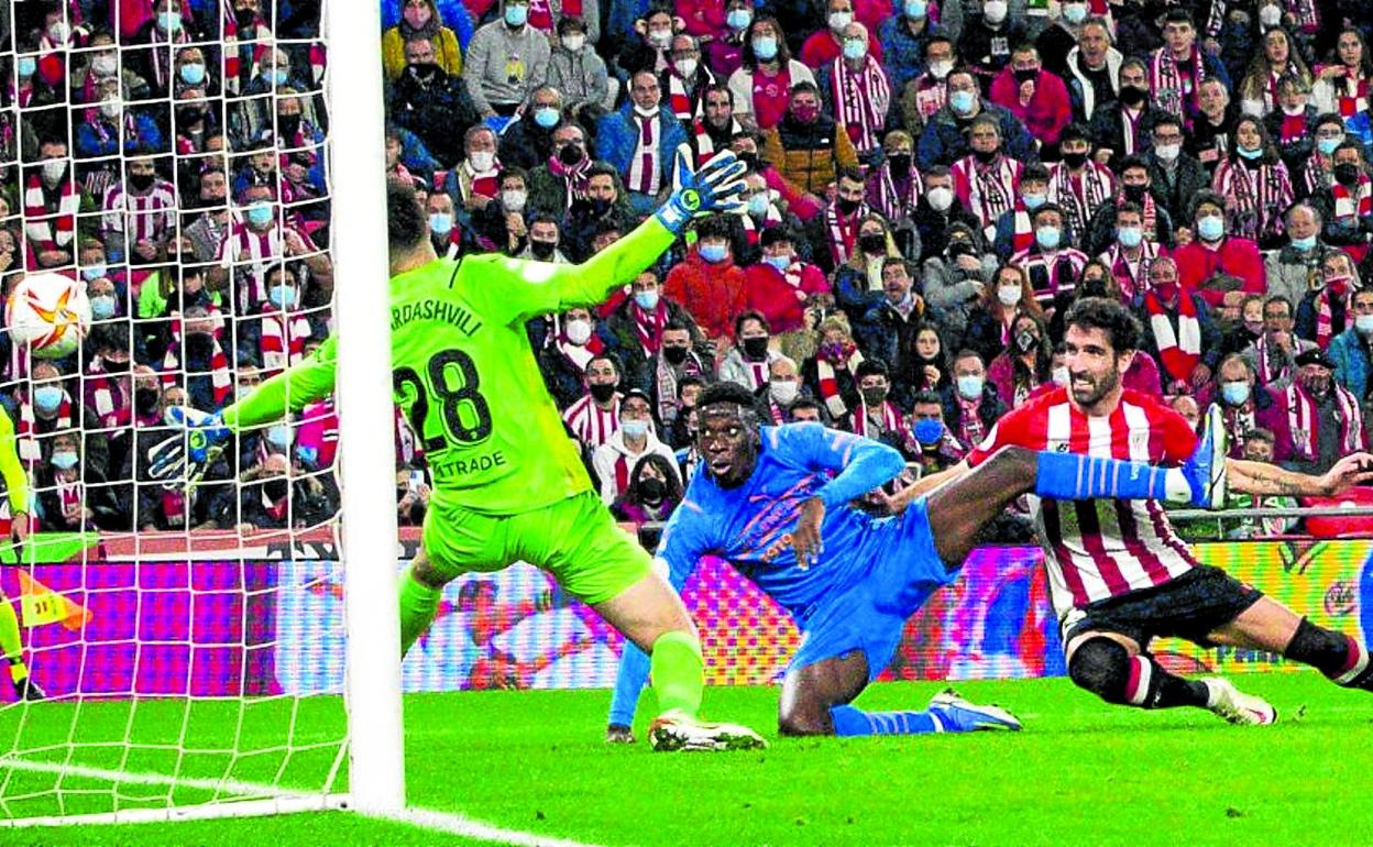 El 1-0 de Raúl.Valencia y Athletic brindaron un espectáculo físico pero carente de juego en un partido lleno de faltas. 