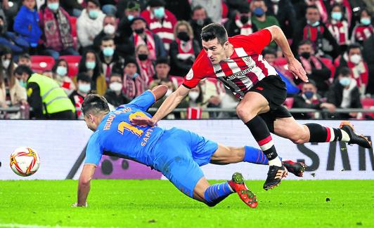 Vivian derriba a Hugo Duro en una acción en la que el Valencia pidió pena máxima.