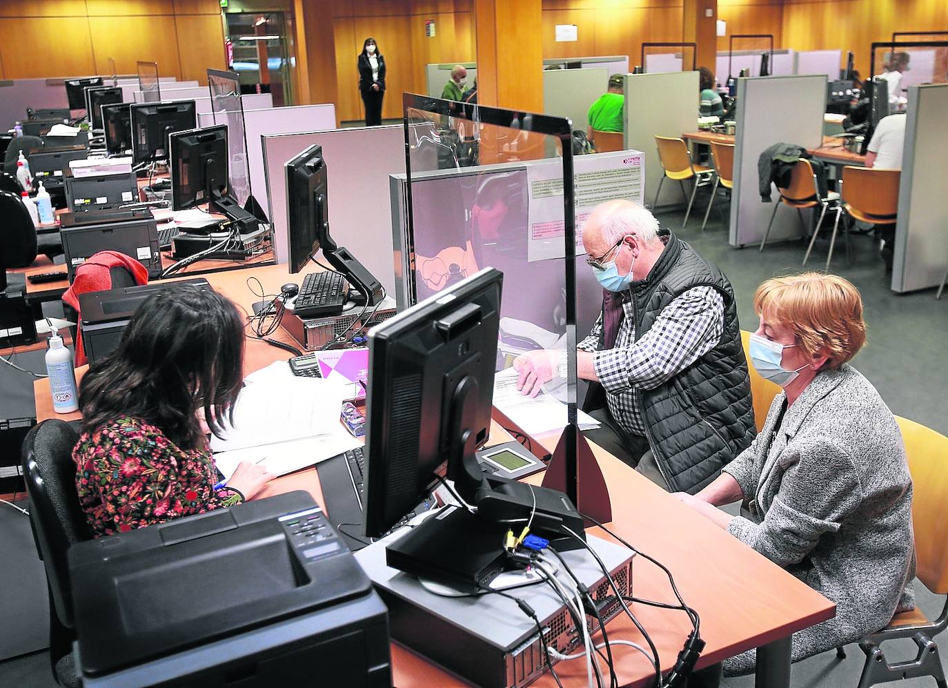 Varios contribuyentes cumplimentan su declaración de la renta en una oficina de Vitoria el pasado año.
