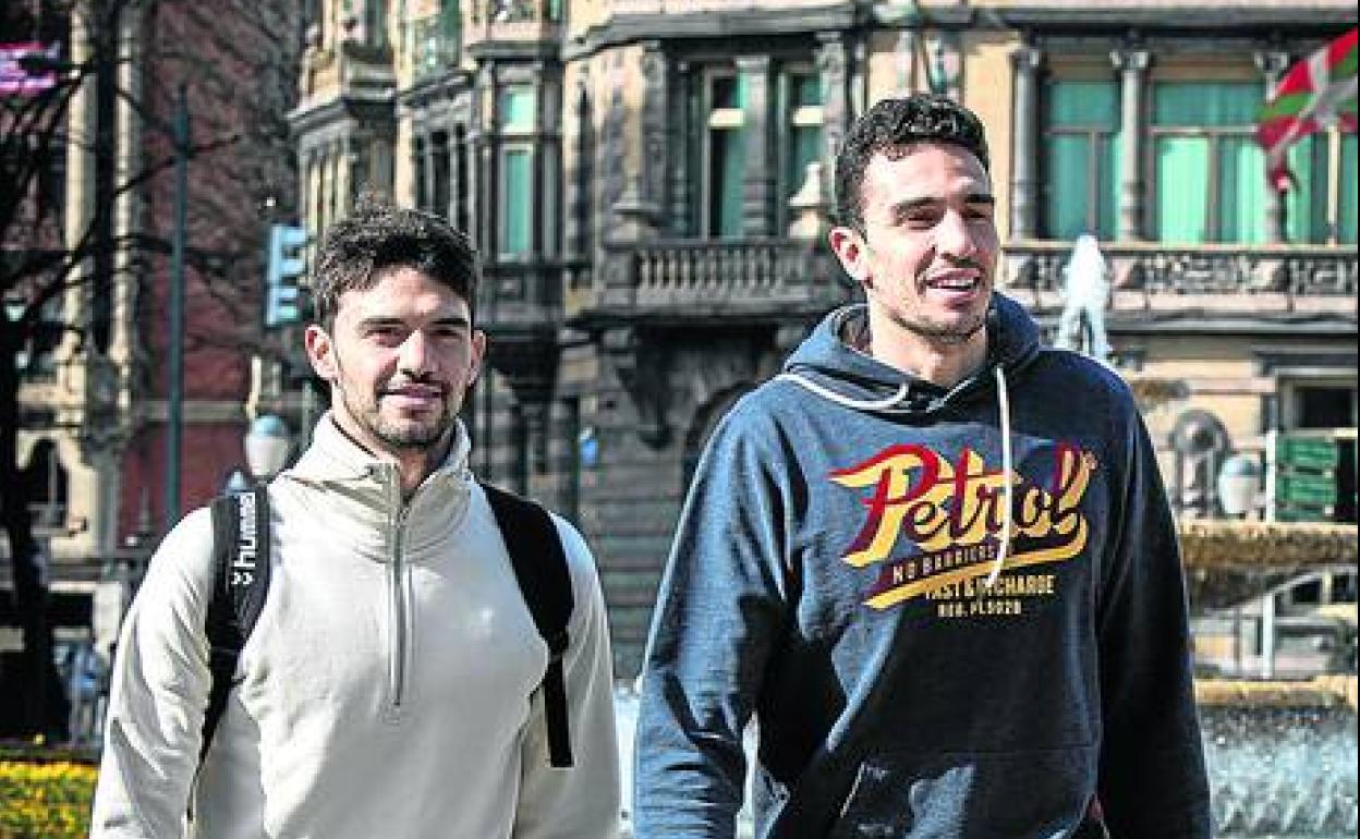 Tomeu Rigo (izquierda) y Álex Reyes pasean por la plaza Moyúa después de entrenar. 