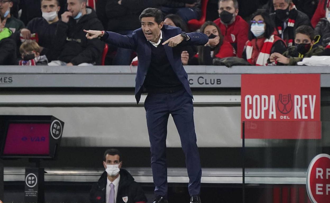 Marcelino corrige a sus hombres en el partido de Copa contra el Valencia. 