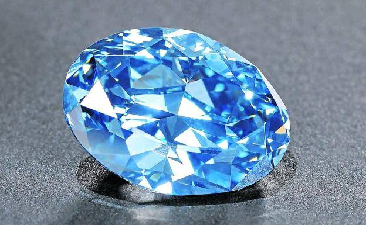 Un diamante azul tallado en forma ovalada. 