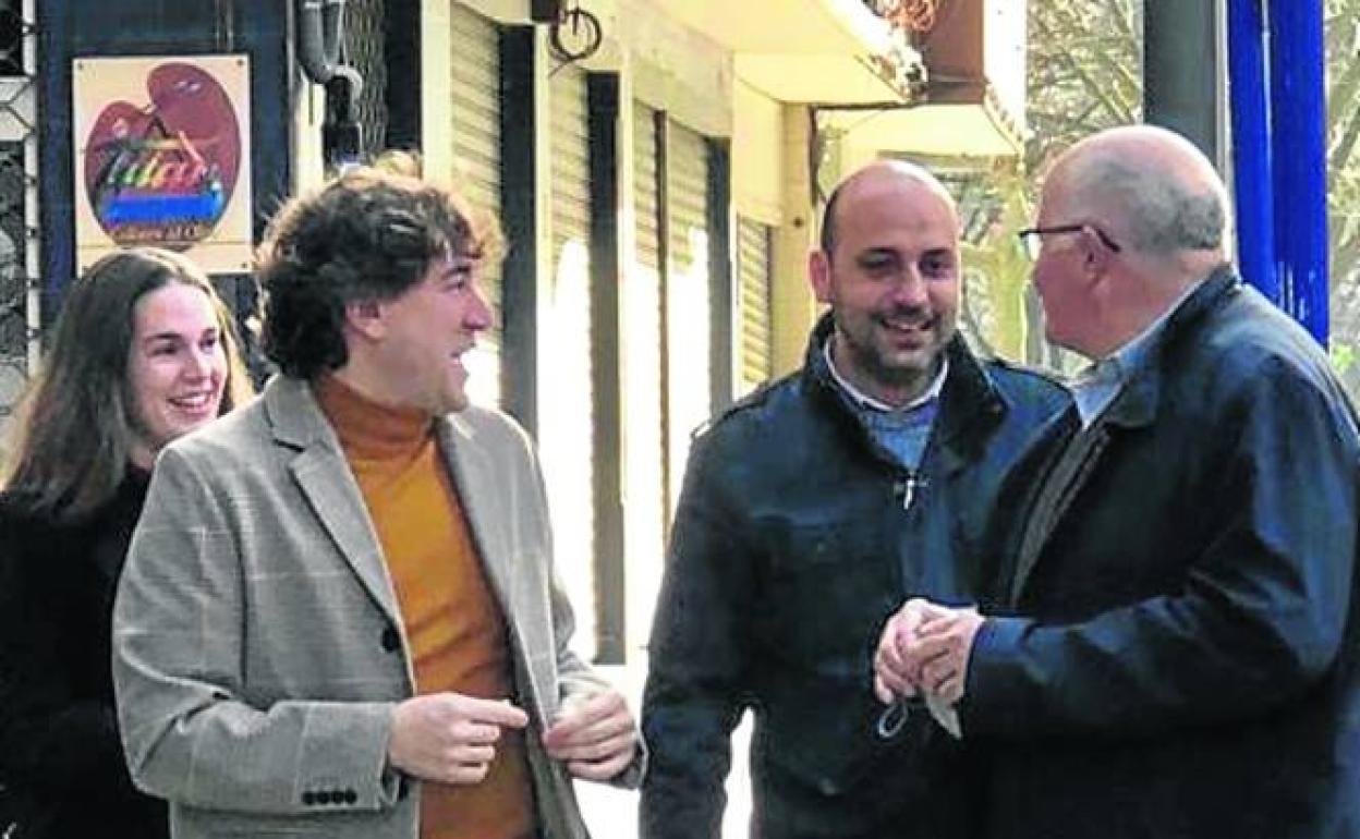 El secretario general del PSE, Eneko Andueza, reinauguró ayer la casa del pueblo de Astrabudua. 