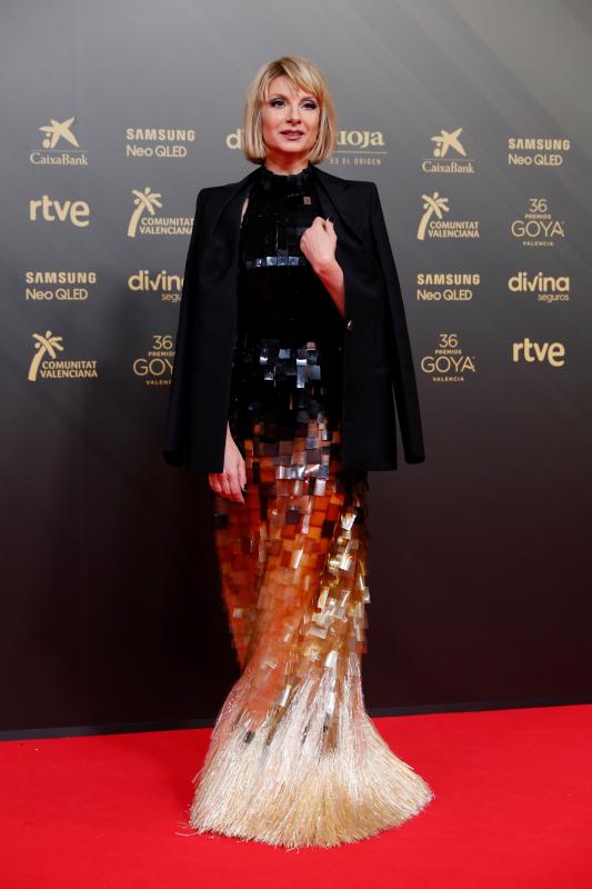 Najwa Nimri, con un espectacular vestido de Givenchy con efecto degradado y bajo rematado en flecos.