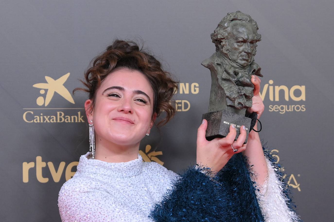 Fotos: Jone, la estudiante que está detrás del espectacular vestido con el que María Cerezuela ganó el Goya