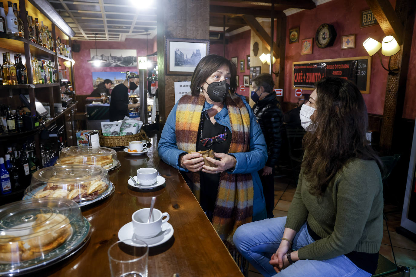 Fotos: Los vitorianos recuperan las barras de bares y cafeterías