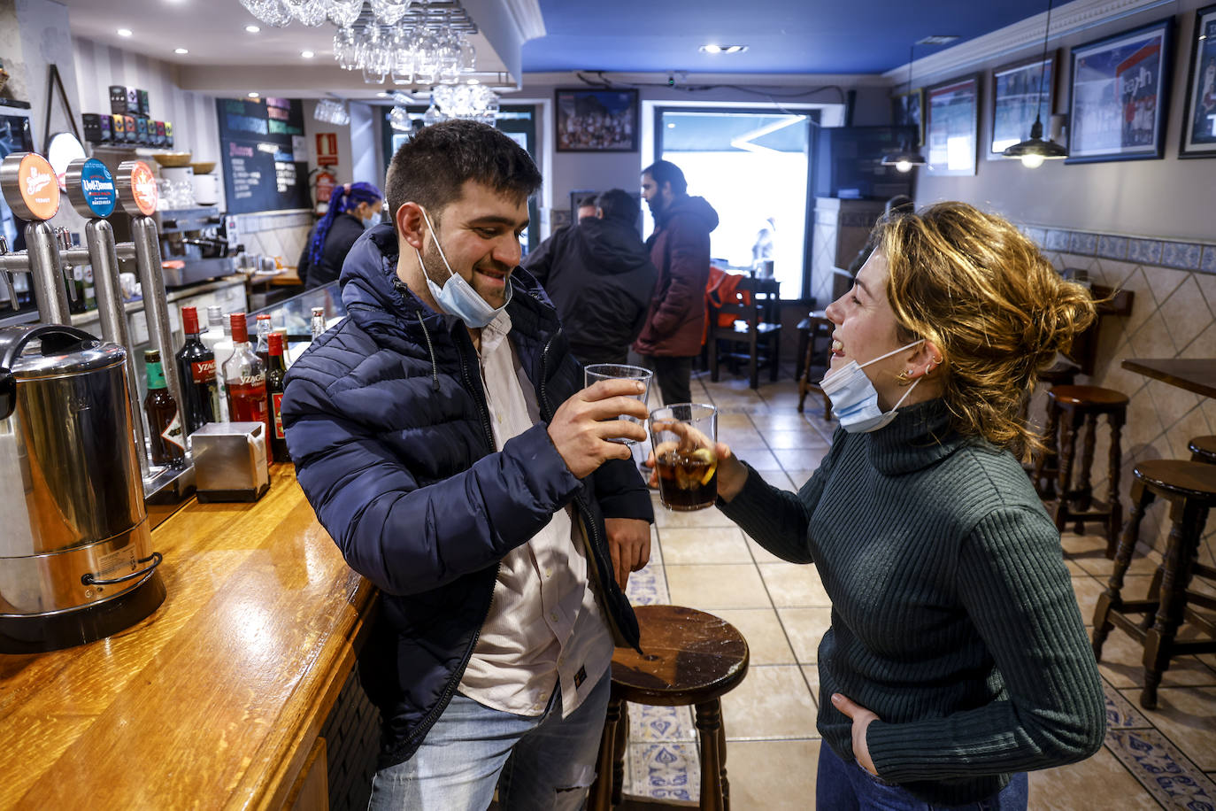 Fotos: Los vitorianos recuperan las barras de bares y cafeterías