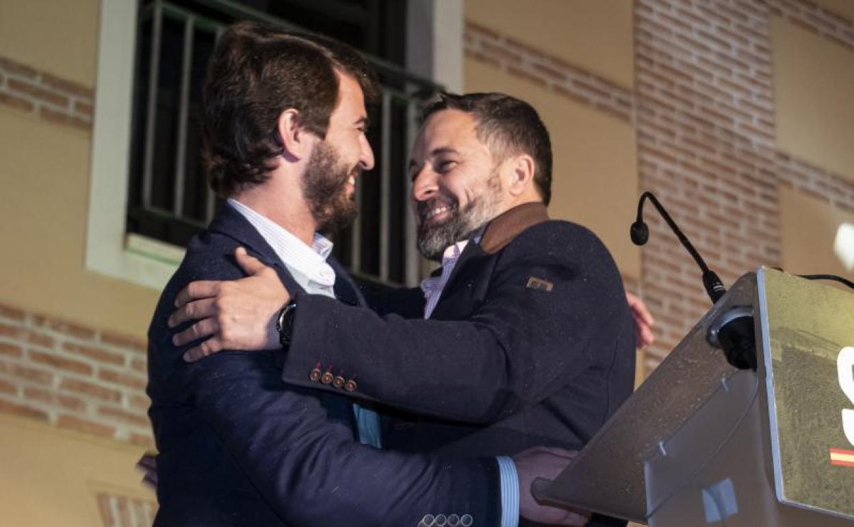 Juan García-Gallardo, y Santiago Abascal se abrazan tras valorar los resultados de su formación.