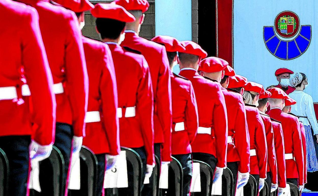 Entrega de diplomas a una de las últimas promociones de la Ertzaintza. 