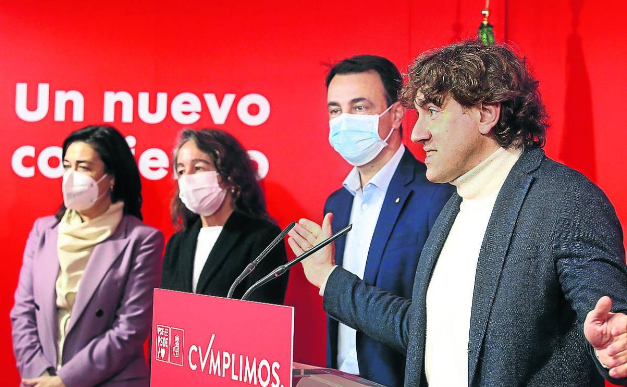 Andueza se reunió ayer con alcaldes y portavoces municipales para abordar la exclusión financiera.