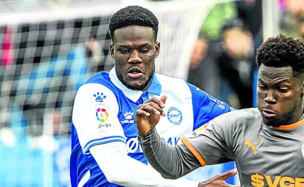 Mamadou Loum forcejea con Yunus Musah. 