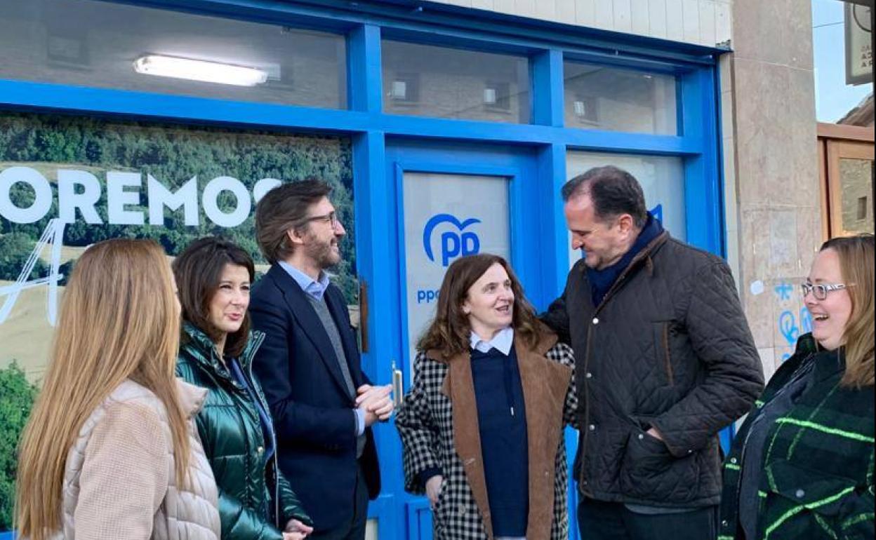 Iturgaiz, Garrido y Oyarzábal junto a la exconcejala del PP en Iruña de Oca. 