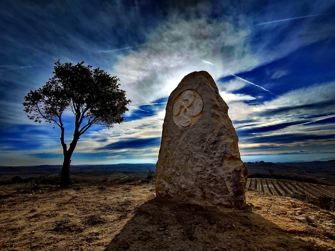 La piedra que homenajea a las víctimas del franquismo se ha colocado en la zona de La Custiera. 