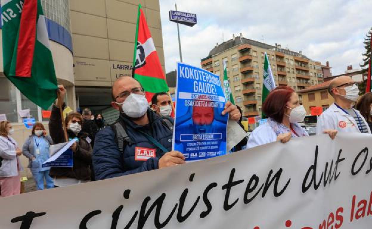 Más de medio centenar de trabajadores se ha concentrado frente a las Urgencias del Hospital de Santiago, en Vitoria.