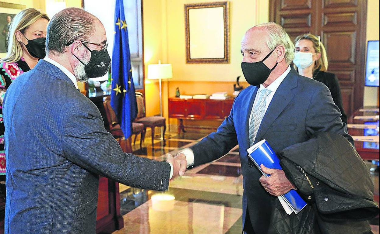 El presidente aragonés saluda al de Faes Farma, Mariano Ucar. 