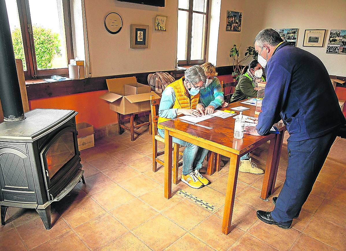 Mesa electoral en Condado de Treviño durante las elecciones del 13-F.