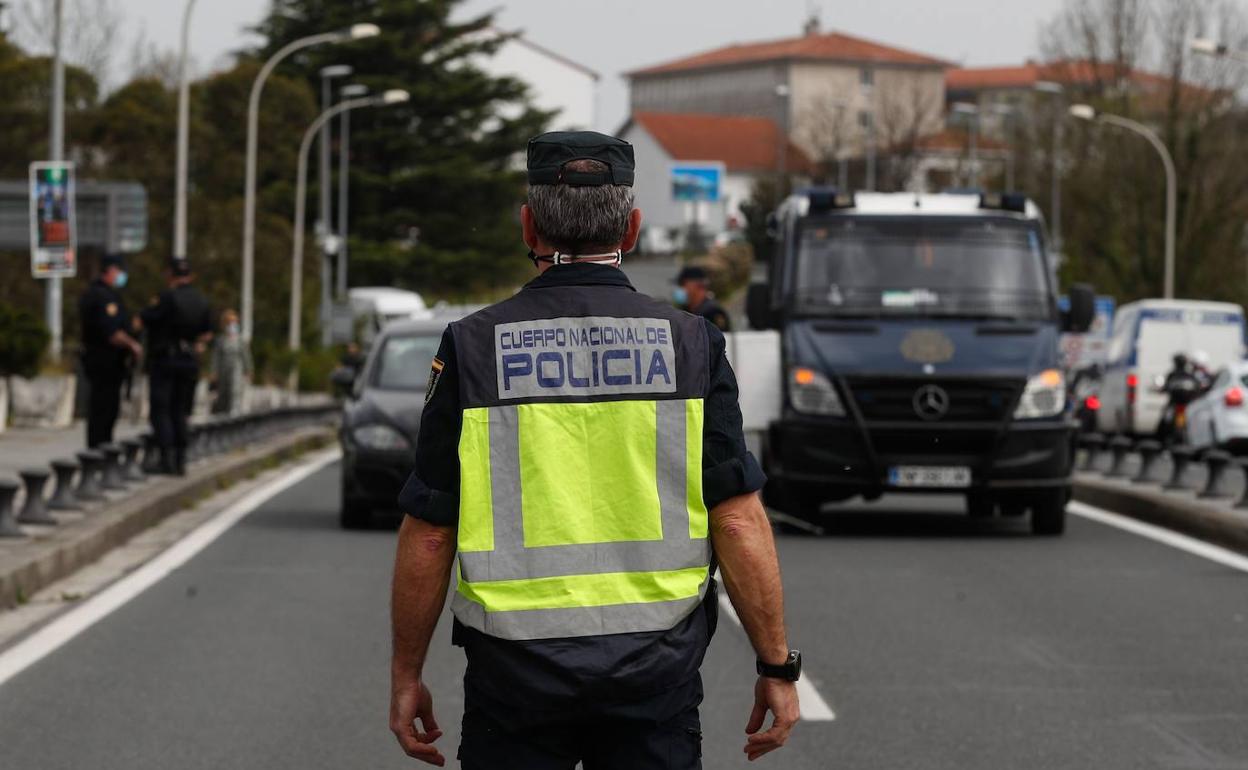 Un agente de la Policía Nacional en un control en Irún. 