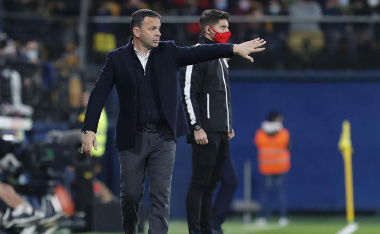 Javier Calleja, en uno de sus últimos partidos como entrenador del Deportivo Alavés. 