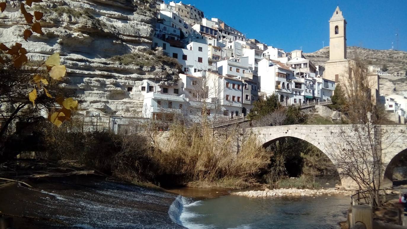 CASTILLA LA MANCHA | Destacados como Capital del turismo rural se encuentran Talavera de la Reina (Toledo), Alcalá de Júcar (Albacete) -en la imagen-, Las Majadas (Cuenca), la zona de yacimientos del Paleolítico de El Robledo (Ciudad Real) y uno de los integrantes de la Ruta de los Pueblos Negros, Campillo de Ranas (Guadalajara).