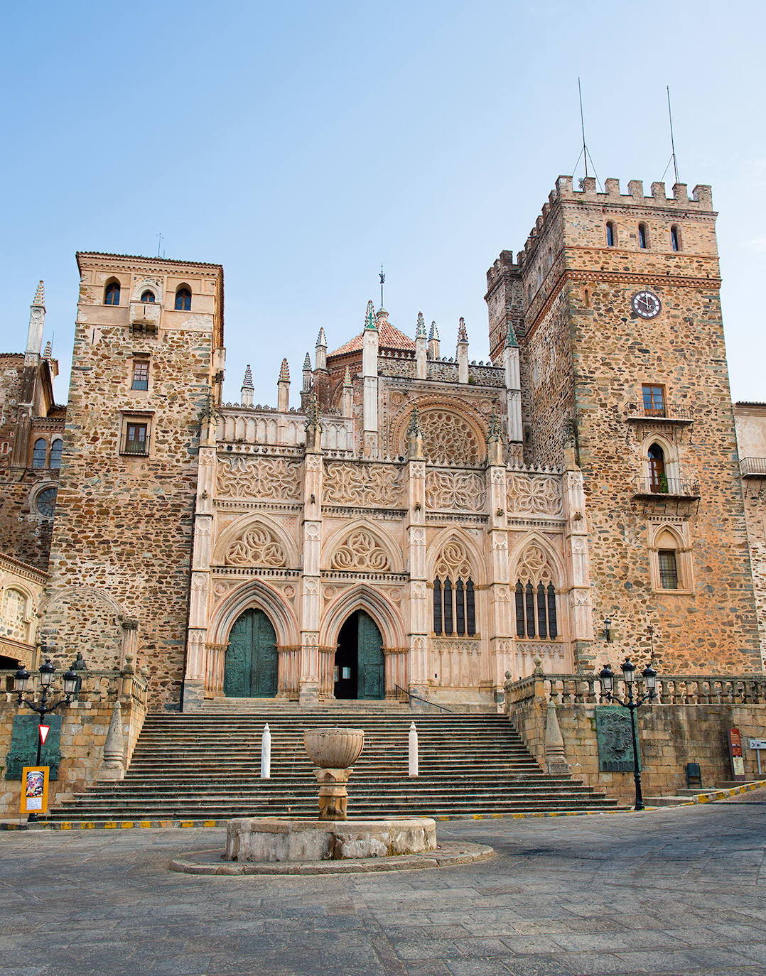 EXTREMADURA | Guadalupe (Cáceres) -en la imagen- y San Vicente de Alcántara (Badajoz) han sido los pueblos más populares.