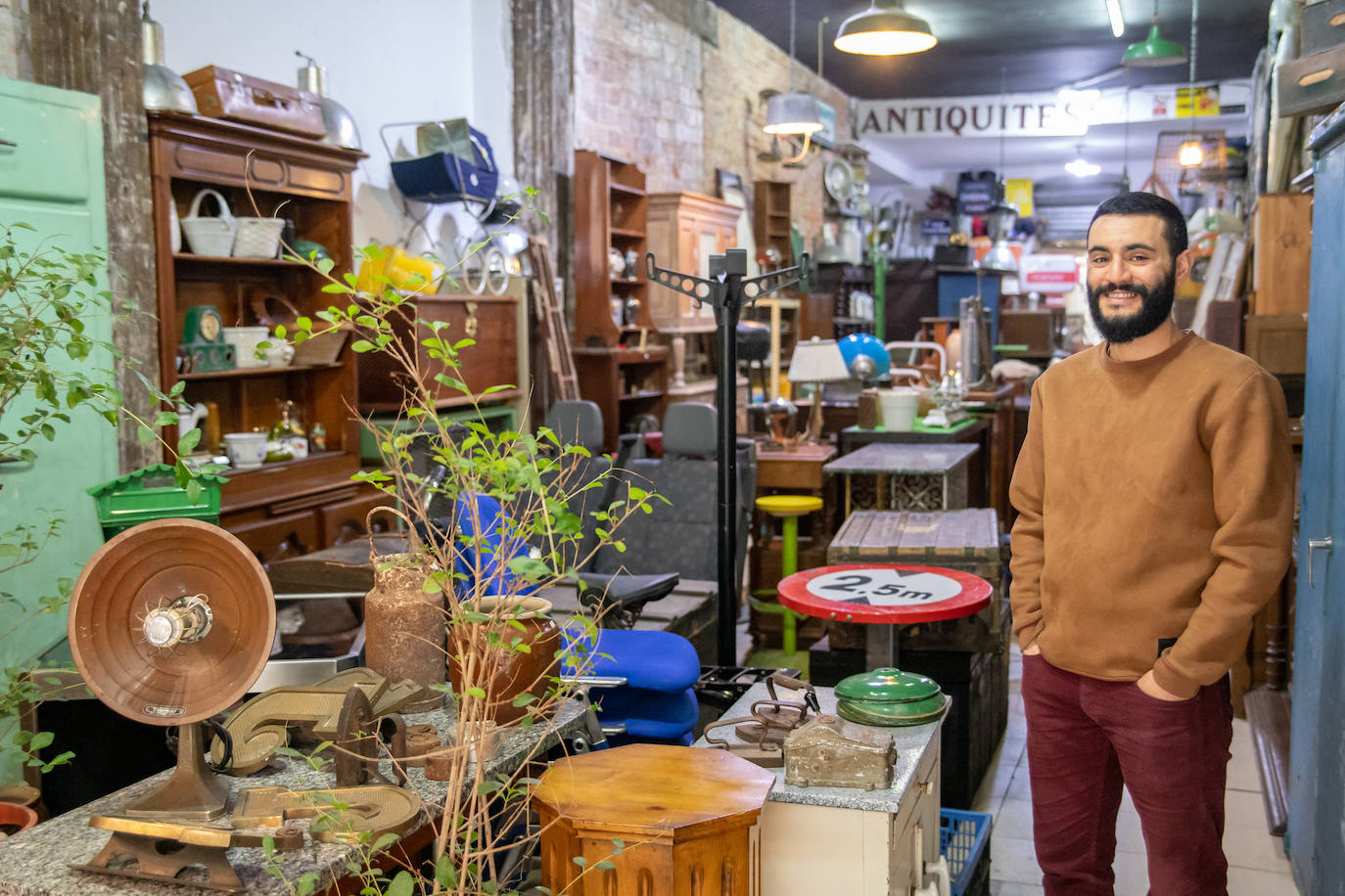 Fotos: Los &#039;tesoros&#039; de Souhail: la tienda de Bilbao la Vieja en la que rescata antigüedades