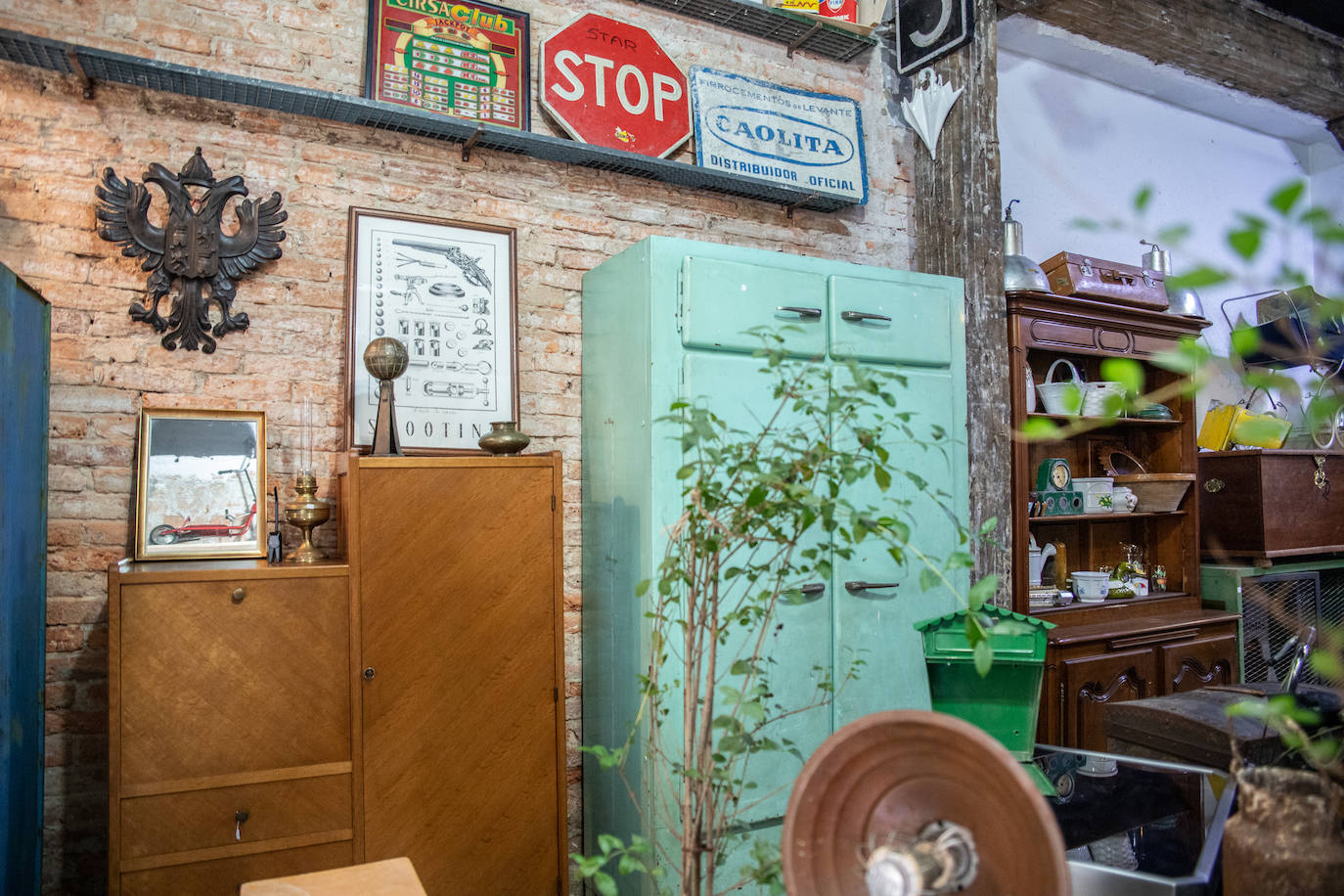 Fotos: Los &#039;tesoros&#039; de Souhail: la tienda de Bilbao la Vieja en la que rescata antigüedades