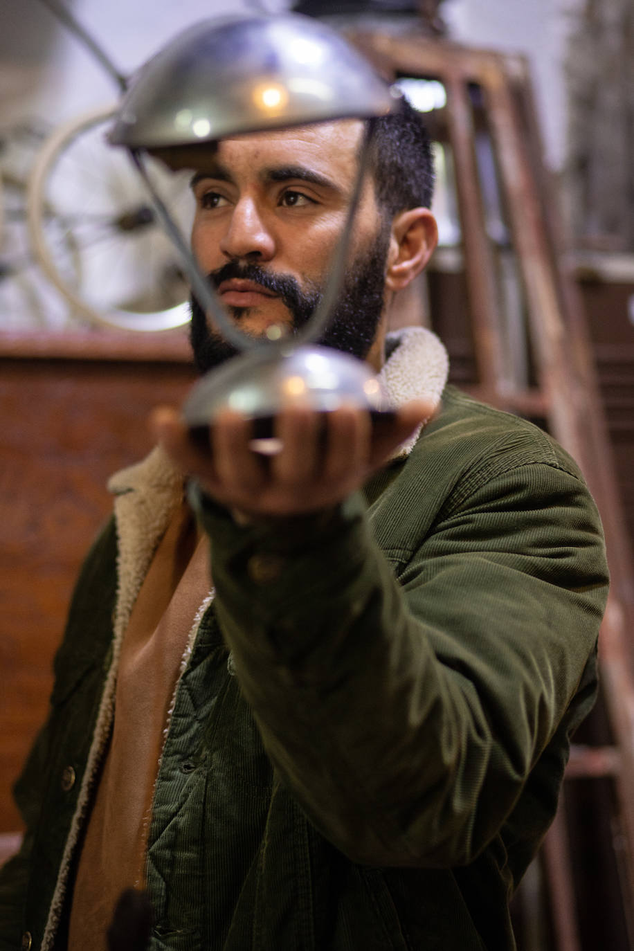 Fotos: Los &#039;tesoros&#039; de Souhail: la tienda de Bilbao la Vieja en la que rescata antigüedades