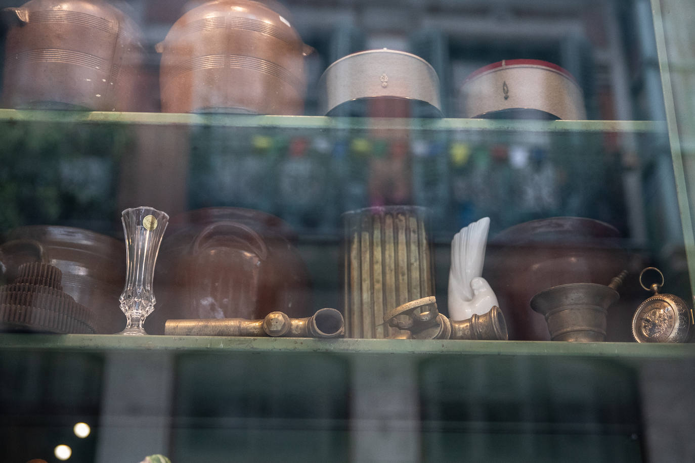 Fotos: Los &#039;tesoros&#039; de Souhail: la tienda de Bilbao la Vieja en la que rescata antigüedades