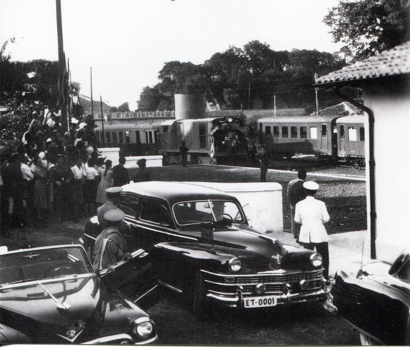 Imagen secundaria 1 - Un tren pasa por el viaducto, con la isla de Izaro arriba a la izquierda y con el cabo de Ogoño, a la derecha. Abajo, el día de la inauguración de la prolongación del tren desde Sukarrieta, un acto al que asistió Franco. A la derecha, otra estampa del tren entrando en Bermeo. 
